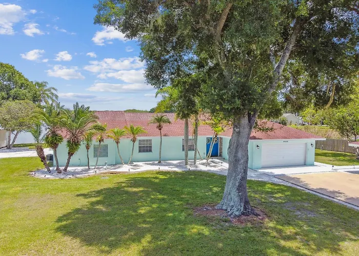 Lake House Westchase Area. Heated Pool Waterfront!