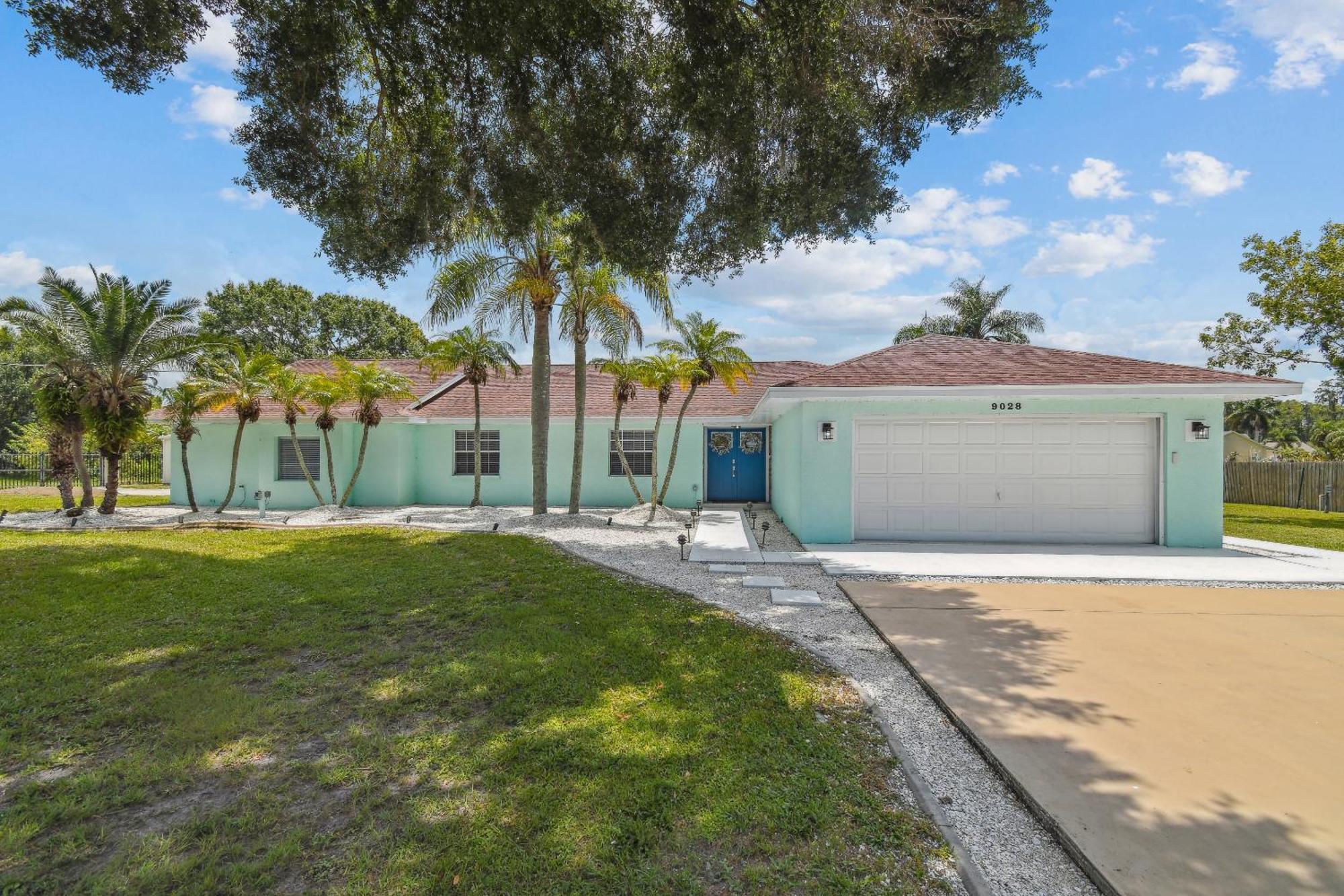 House Westchase Area. Heated Pool Waterfront! * Tampa