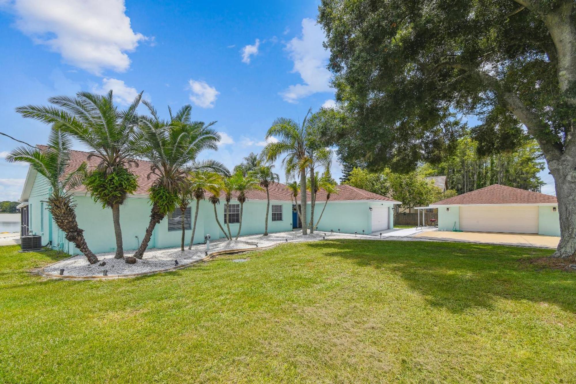 House Westchase Area. Heated Pool Waterfront! Tampa