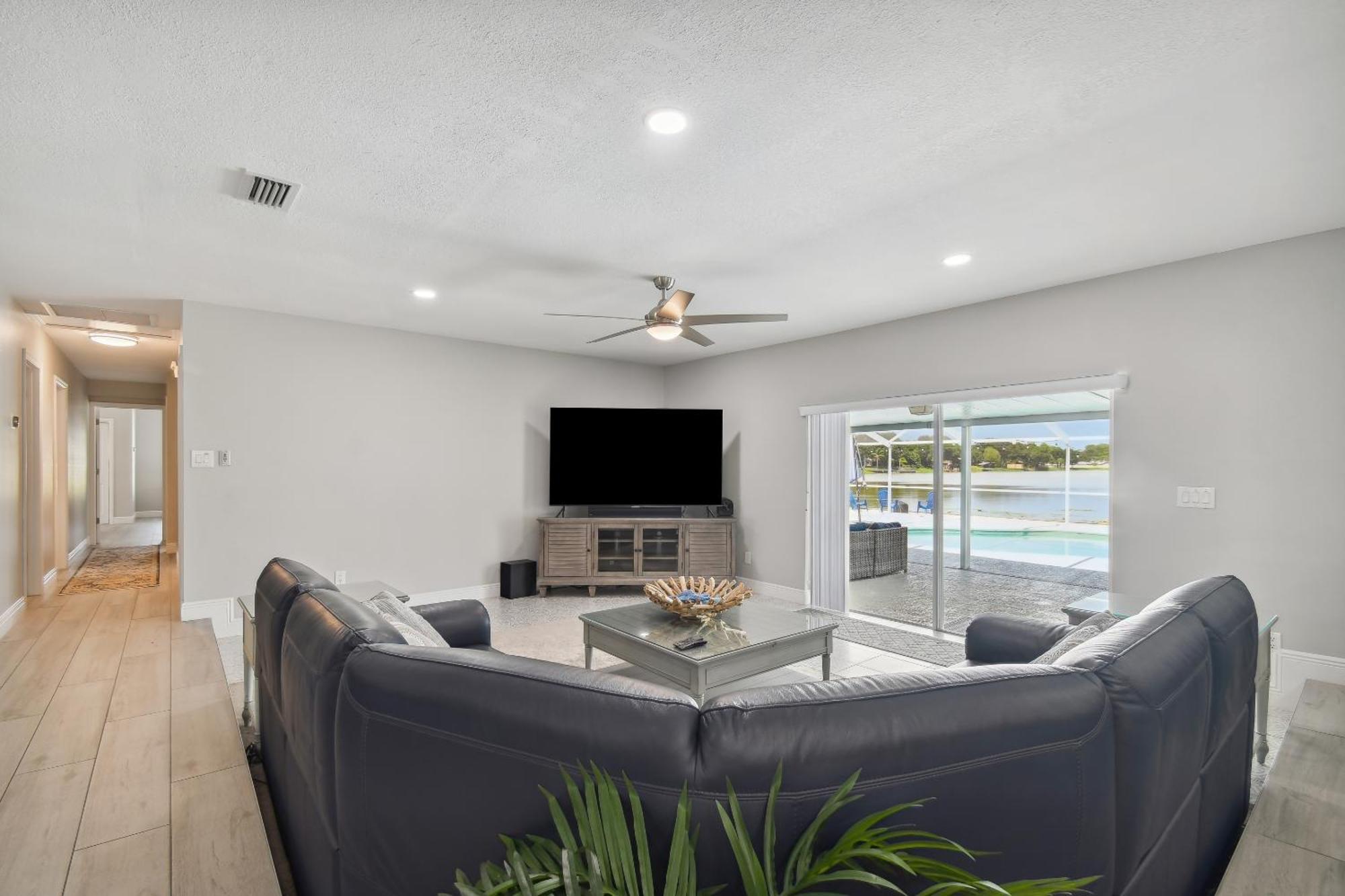 House Westchase Area. Heated Pool Waterfront! Tampa