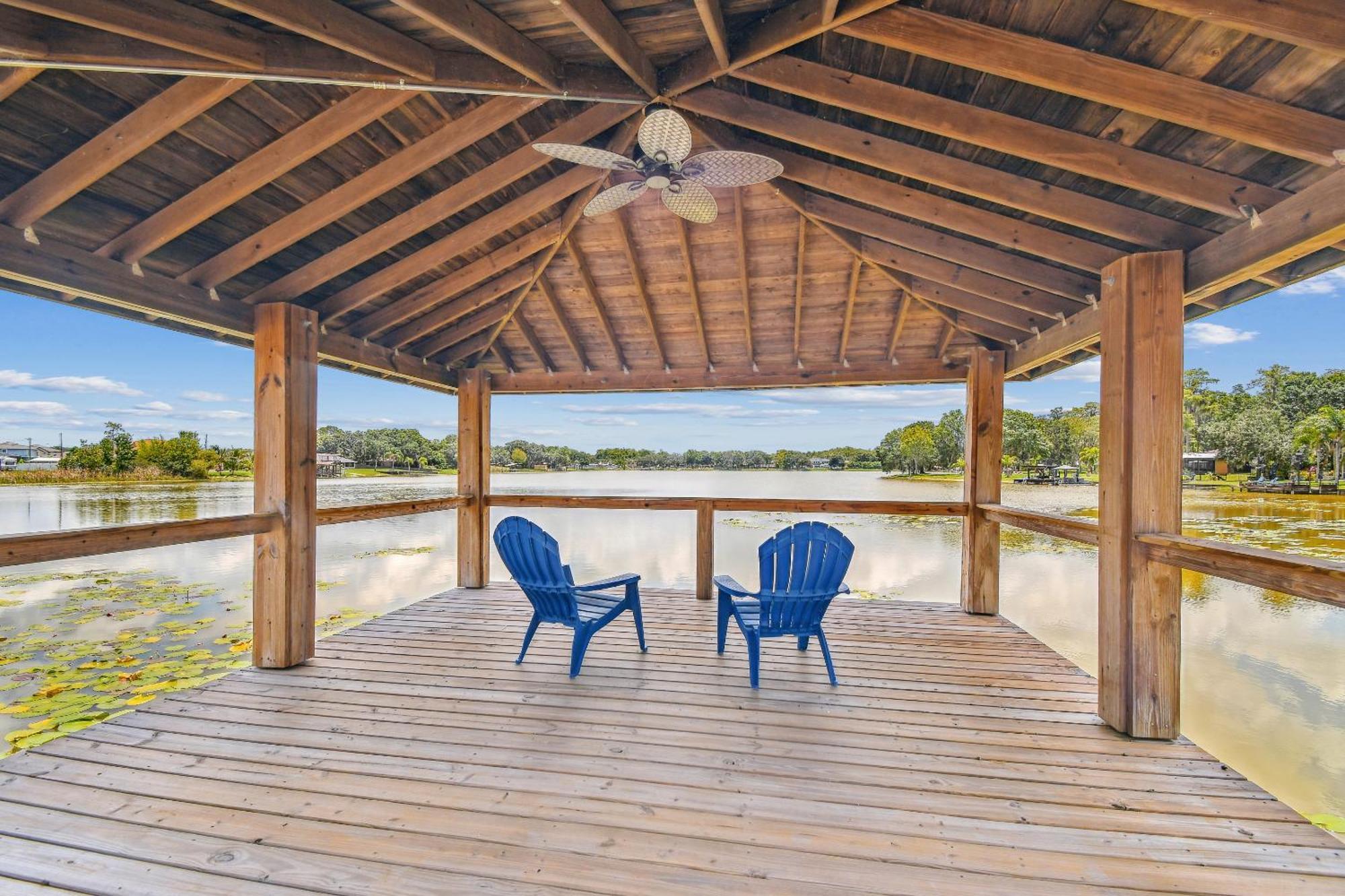 House Westchase Area. Heated Pool Waterfront! Tampa