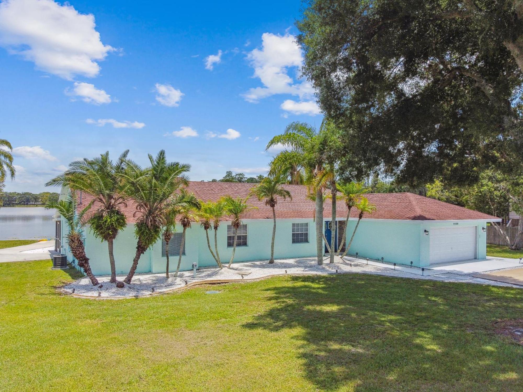 House Westchase Area. Heated Pool Waterfront! *