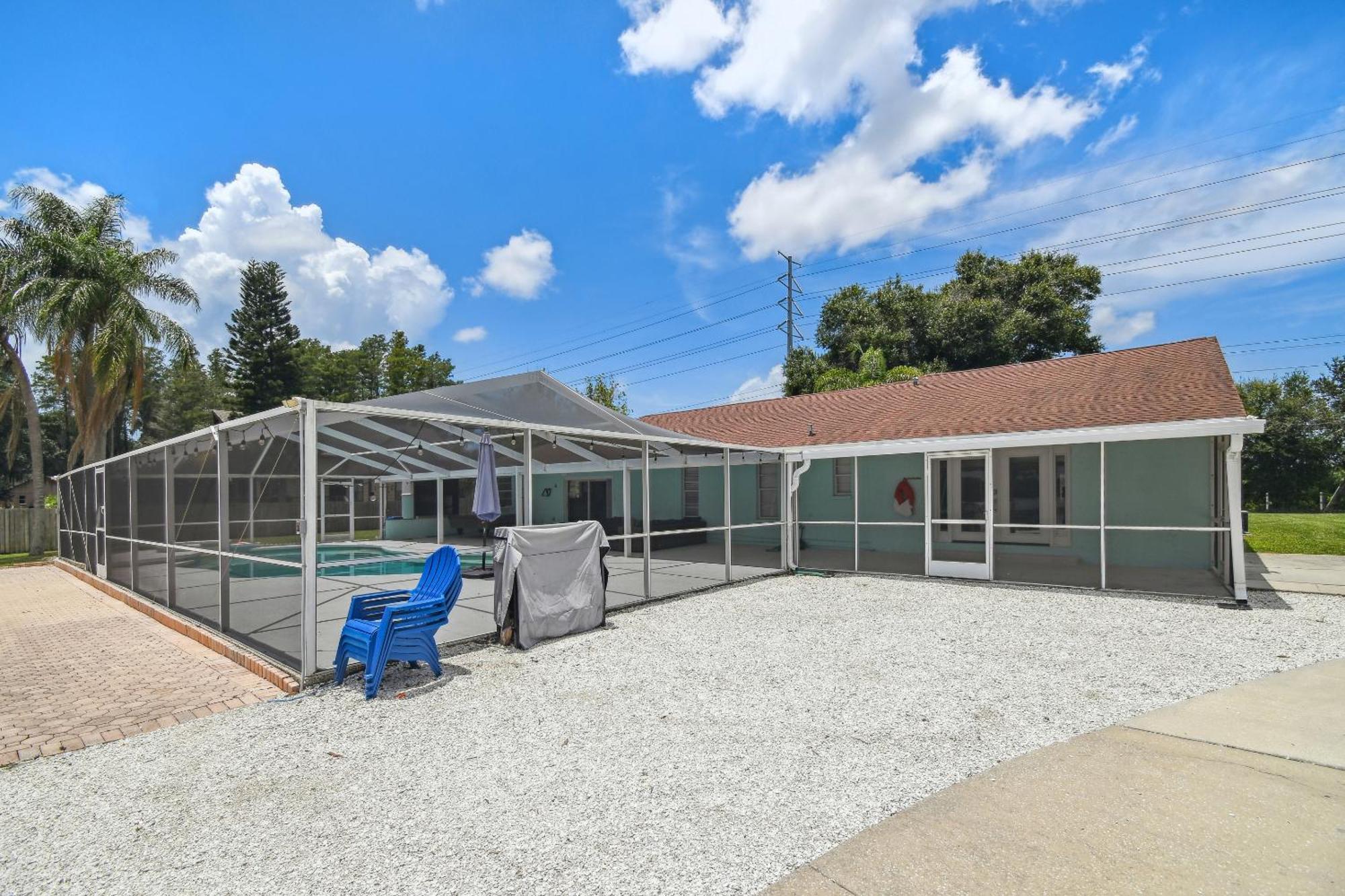 House Westchase Area. Heated Pool Waterfront! * Tampa