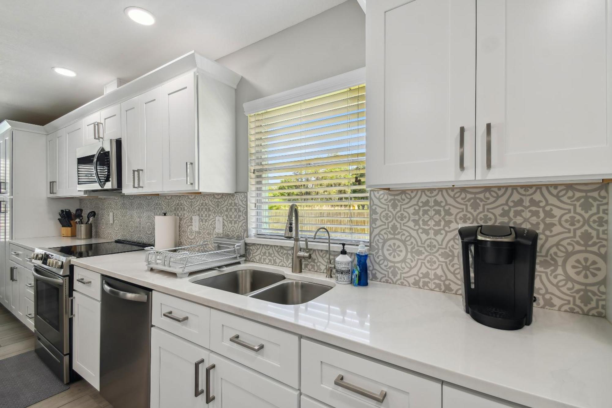 House Westchase Area. Heated Pool Waterfront! * Tampa