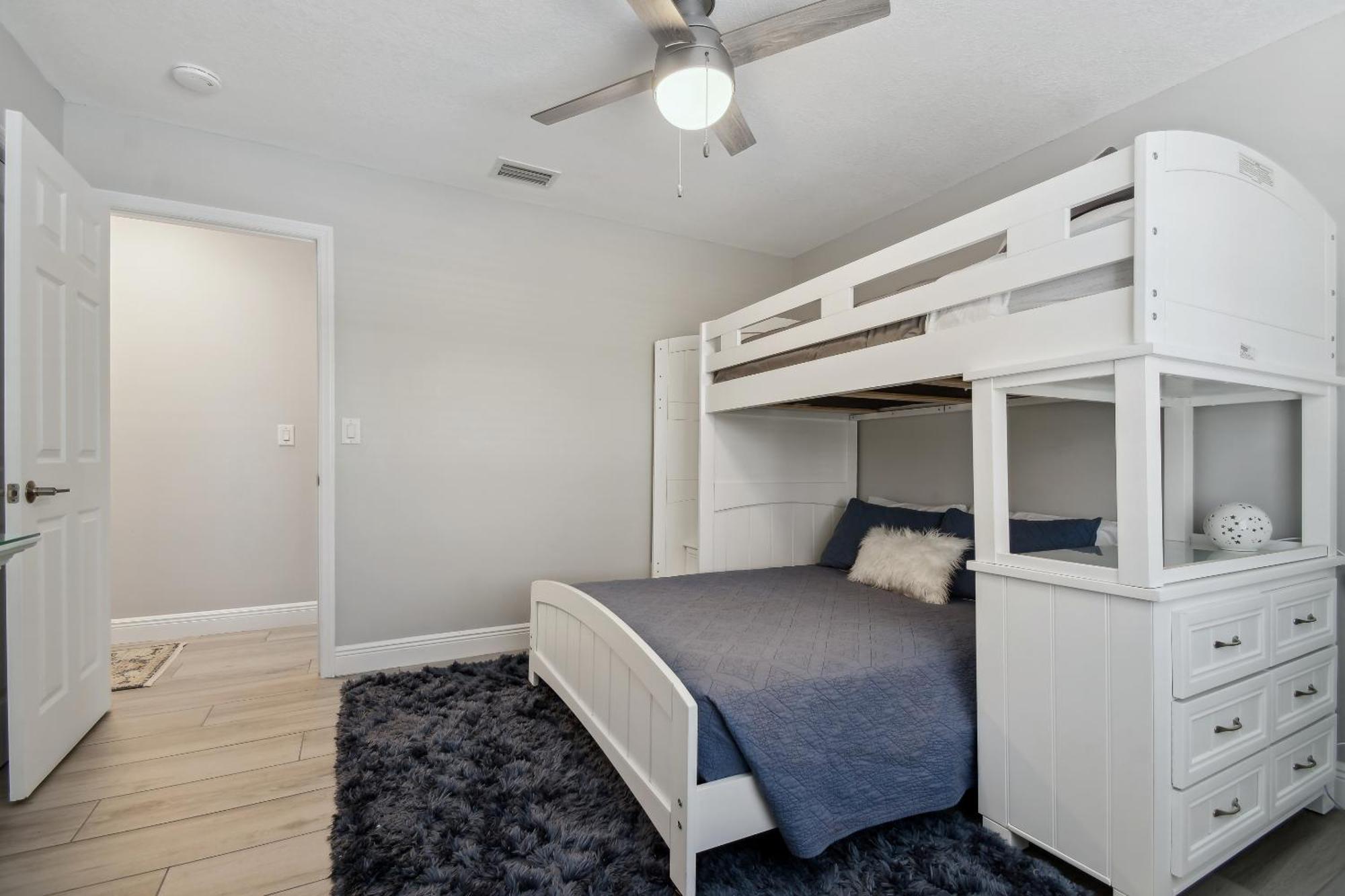 House Westchase Area. Heated Pool Waterfront! Tampa