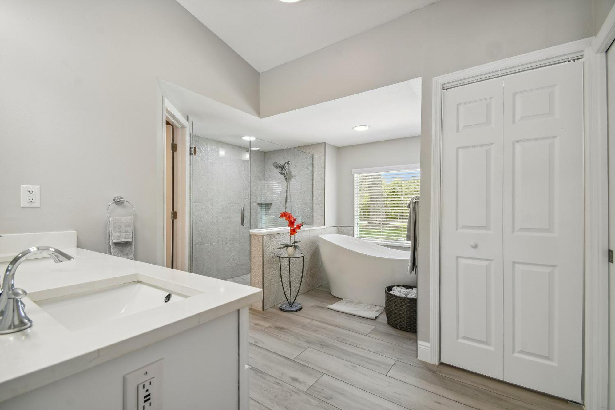 House Westchase Area. Heated Pool Waterfront! * Tampa