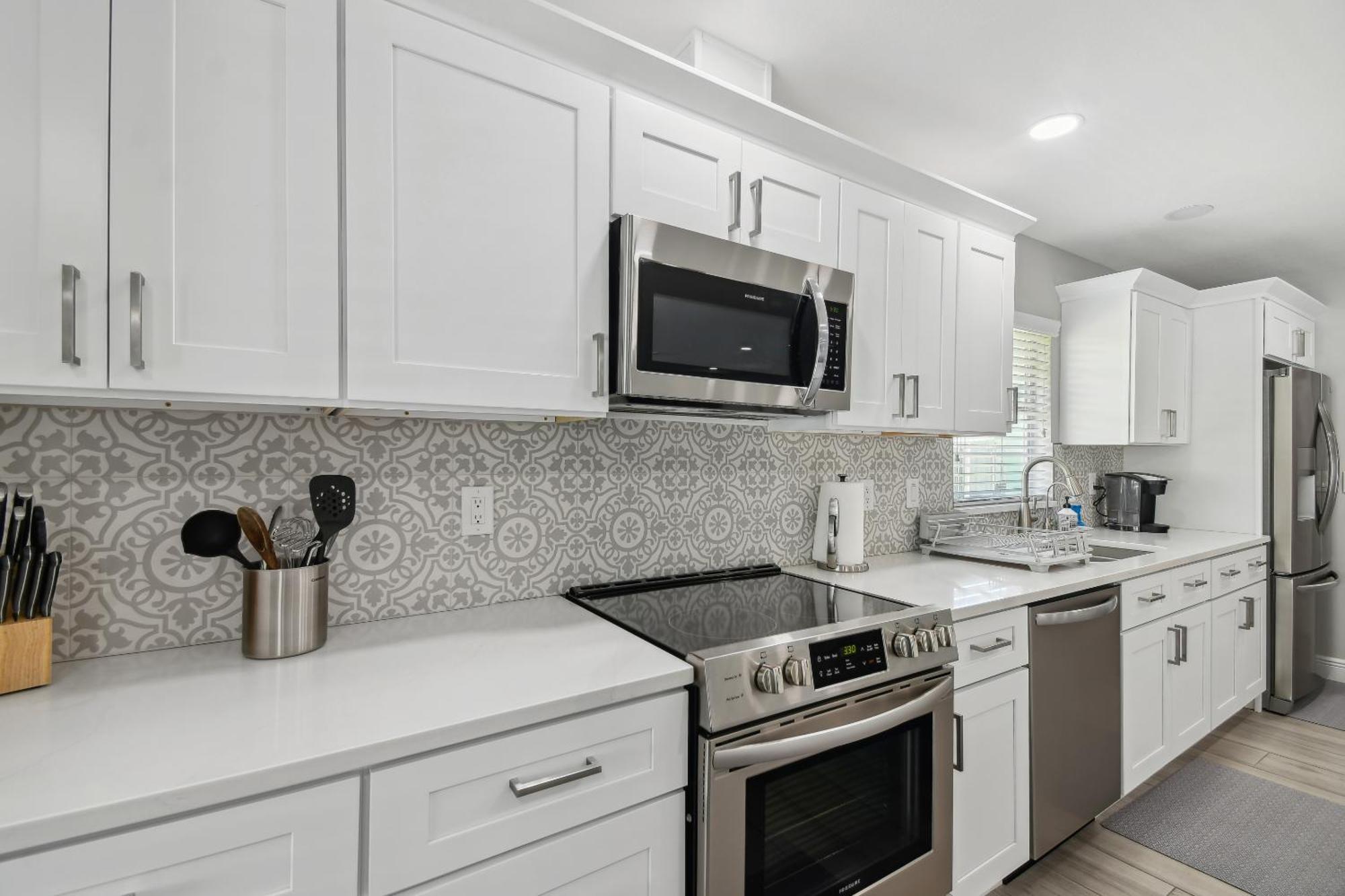 House Westchase Area. Heated Pool Waterfront! Tampa