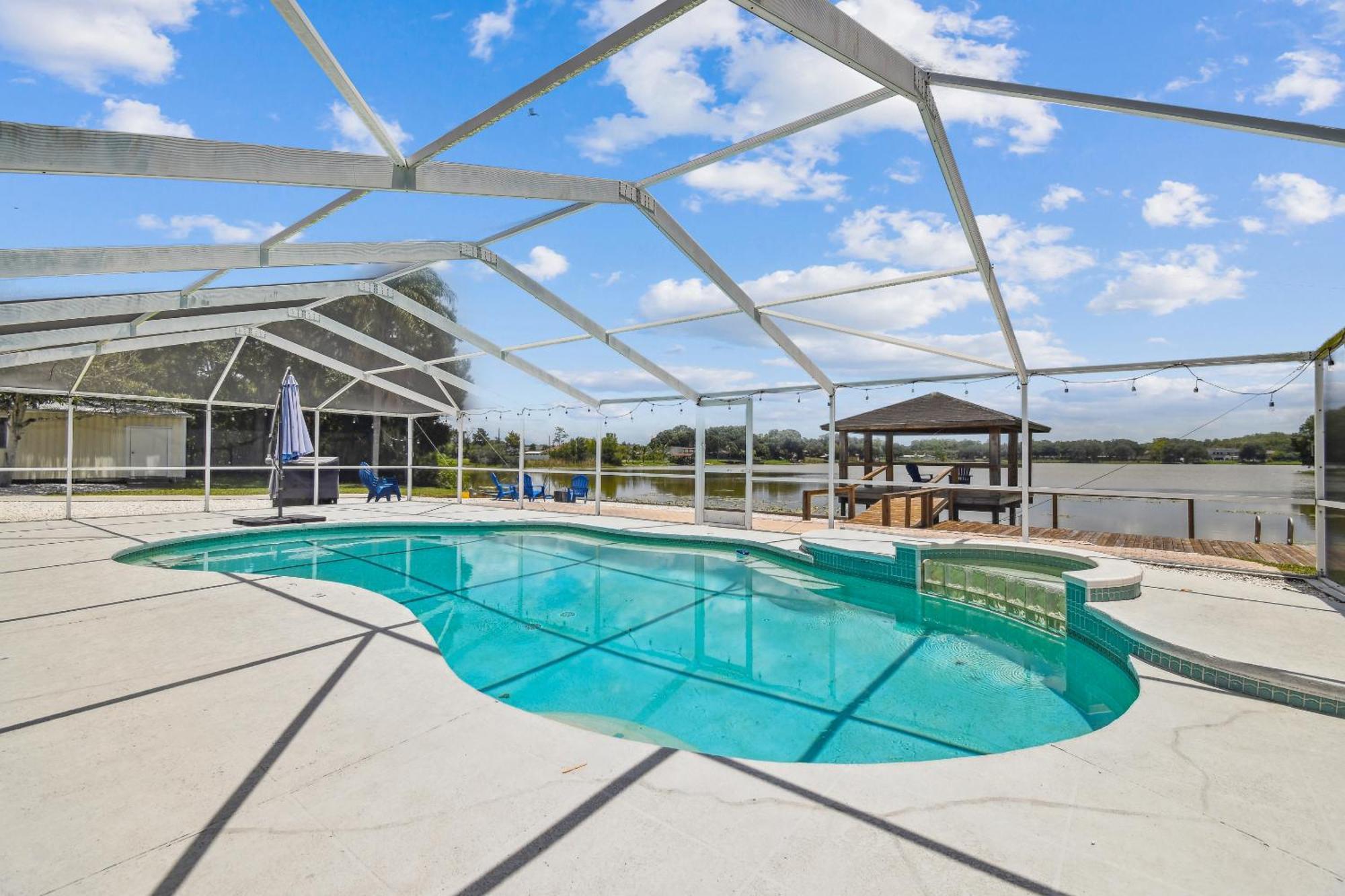 House Westchase Area. Heated Pool Waterfront! * Tampa