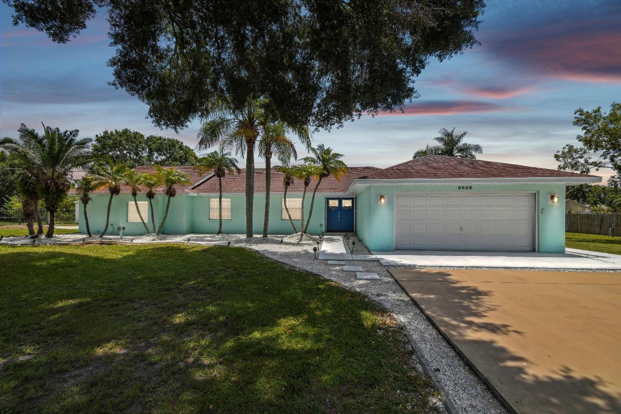 House Westchase Area. Heated Pool Waterfront! Tampa